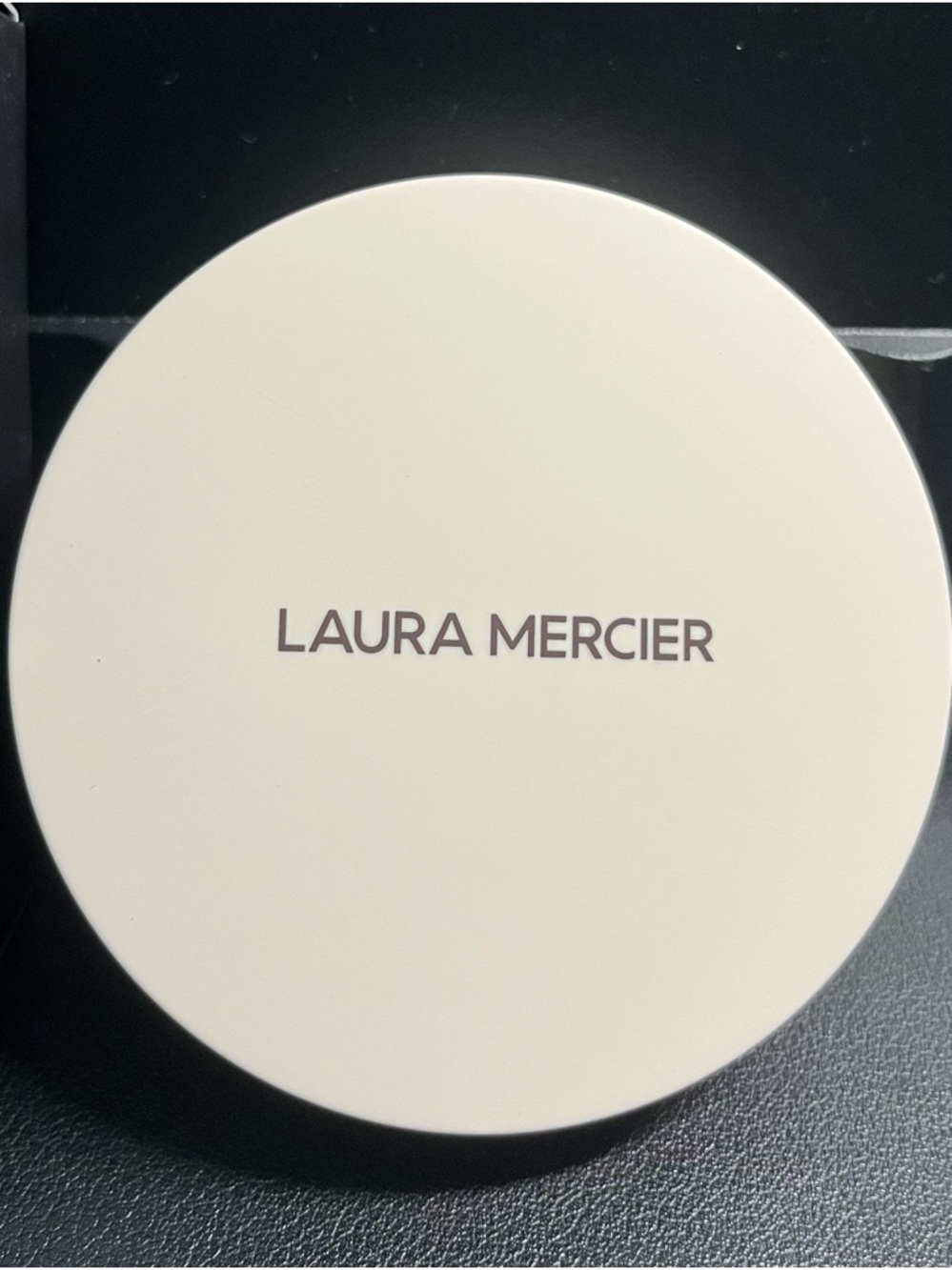 Laura Mercier Translucent Pressed Setting Powder - Translucent Honey. - Picture 2 of 6